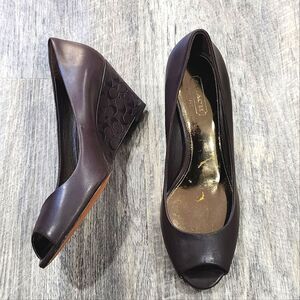🐢 COACH Kellen 'C' Brown Leather Embossed Signature Wedge Peep-Toe Pump Size 6B